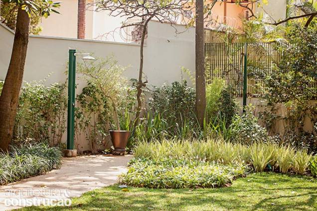 Numa das paradas do percurso, o chuveirão instalado em cano de plástico pintado de verde. Numa das paradas do percurso, o chuveirão instalado em cano de plástico pintado de verde.