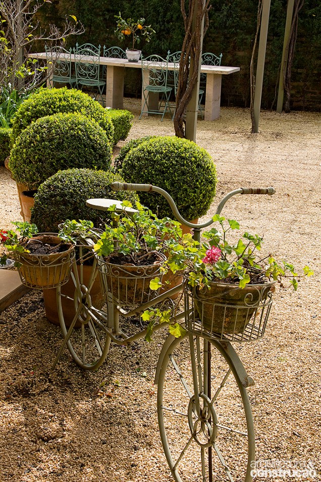 Própria para amparar vasos, a bicicleta jardineira foi contribuição do cliente. Ela fica sobre a forração de pedriscos, apropriada para as áreas onde há maior trânsito de pessoas.