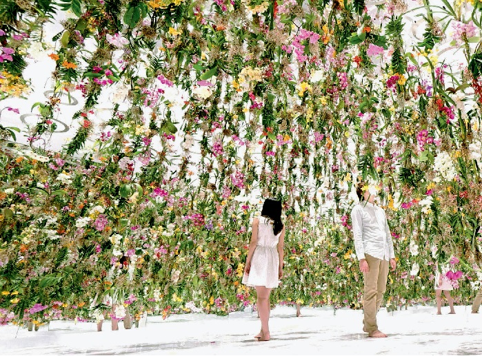 Mais de 2 mil flores pendentes cobriram uma área de 60 m² na instalação Floating Flower Garden, do coletivo japonês teamLab. À medida que o público se movimentava, os cabos controlados digitalmente avançavam ou recuavam. Rolou em setembro na Saatchi Gallery, em Londres.