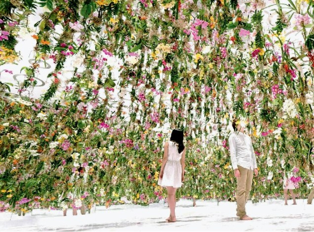 Mais de 2 mil flores pendentes cobriram uma área de 60 m² na instalação Floating Flower Garden, do coletivo japonês teamLab. À medida que o público se movimentava, os cabos controlados digitalmente avançavam ou recuavam. Rolou em setembro na Saatchi Gallery, em Londres.