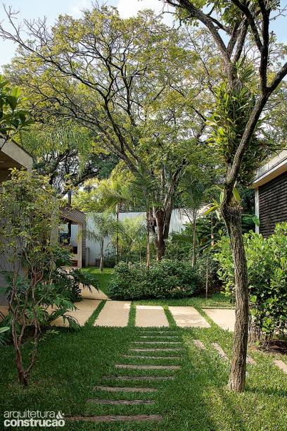 A velha sibipiruna ganhou uma casinha, usada como pouso e comedouro de pássaros. A seus pés, foram plantados palmitos-juçara e palmeiras jerivás. O maciço de flores miúdas exibe lantanas, responsáveis por atrair borboletas.