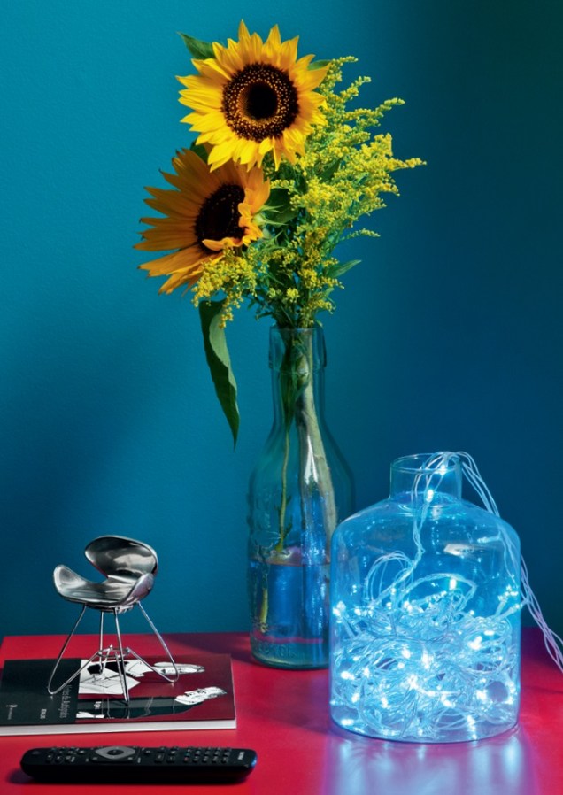 Uma ideia charmosa é usar as luzinhas dentro de vasos ou garrafas espalhados pelos ambientes.