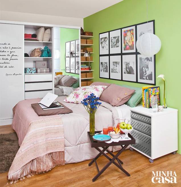 O cinza está na moda e foi ponto de partida: garante a linguagem contemporânea da decoração. Sozinho, porém, deixaria o visual frio. “Veio então a ideia de temperar com verde”, conta o designer de interiores Roberto Negrete. “É uma cor neutra e gostosa, especialmente à noite, sob iluminação artificial, mas que produz uma atmosfera bastante suave de dia”. O cinza está na moda e foi ponto de partida: garante a linguagem contemporânea da decoração. Sozinho, porém, deixaria o visual frio. “Veio então a ideia de temperar com verde”, conta o designer de interiores Roberto Negrete. “É uma cor neutra e gostosa, especialmente à noite, sob iluminação artificial, mas que produz uma atmosfera bastante suave de dia”.