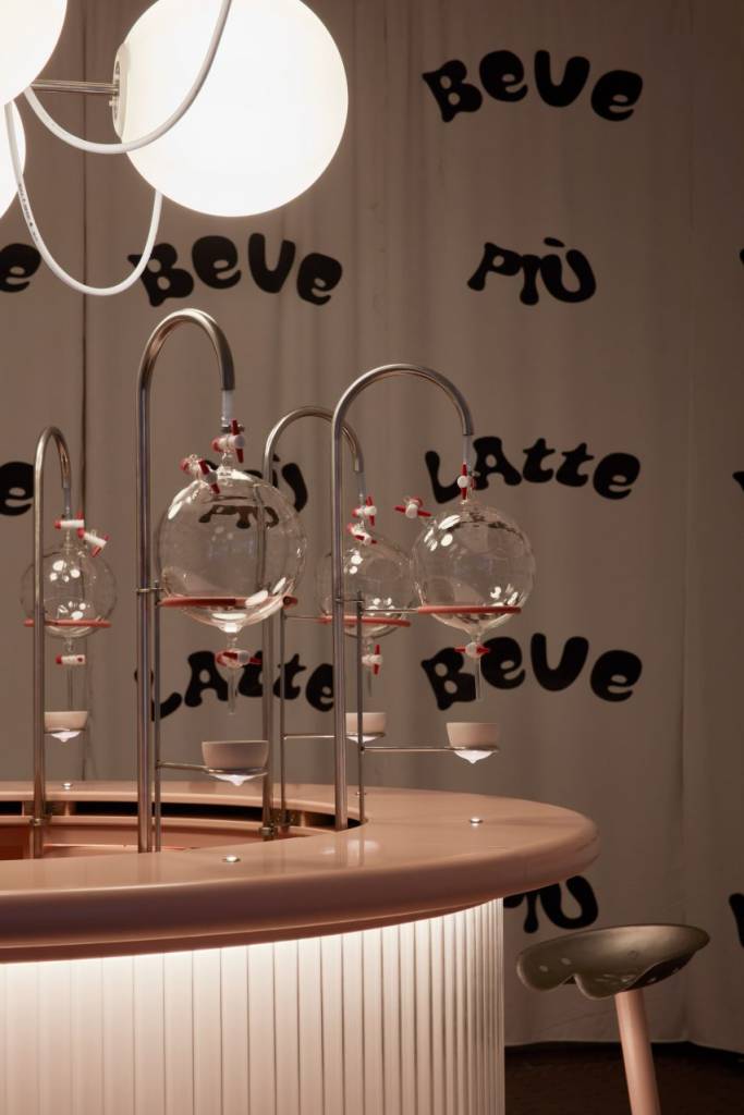 laranja-mecanica-leite-bar-herbarium-alcova-design-dezeen-02