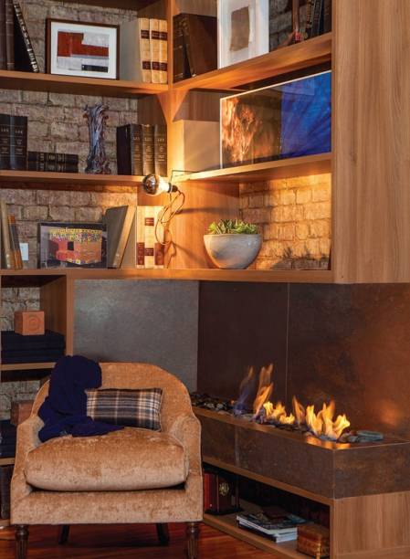 Sim, a lareira também se adequou à disposição do ambiente da arquiteta Beatriz Dutra. “Queria criar uma linha contínua de fogo, por isso usei três módulos da Ecofireplaces à base de biofluido, um combustível de cereais”, conta ela. No trecho maior, entram um de 60 cm de comprimento e outro de 30 cm. No menor, apenas um de 30 cm. Os recipientes de inox ficam camuflados pelos seixos da Palimanan. Como segurança, foram embutidos na caixa de alvenaria (19 cm de altura) com isolamento térmico especial, que protege a madeira ao redor. Na face externa, o revestimento é de porcelanato (Portobello).
