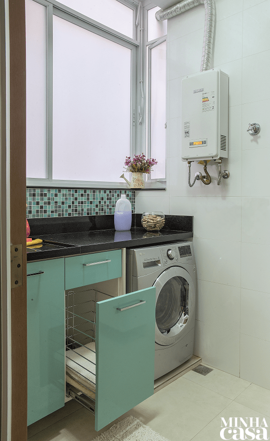 O espaço de 3,31 m² ficou funcional, facilitando a rotina da moradora. “Sugerimos uma bancada de granito com tanque de inox, liberando o espaço inferior para o gabinete. O tampo se prolonga até a outra ponta, por cima da máquina com abertura frontal, oferecendo uma área de apoio”, diz Cristina. Projeto das arquitetas Cristina Miccolis e Mariana Klem, do MK Arquitetura. O espaço de 3,31 m² ficou funcional, facilitando a rotina da moradora. “Sugerimos uma bancada de granito com tanque de inox, liberando o espaço inferior para o gabinete. O tampo se prolonga até a outra ponta, por cima da máquina com abertura frontal, oferecendo uma área de apoio”, diz Cristina. Projeto das arquitetas Cristina Miccolis e Mariana Klem, do MK Arquitetura.