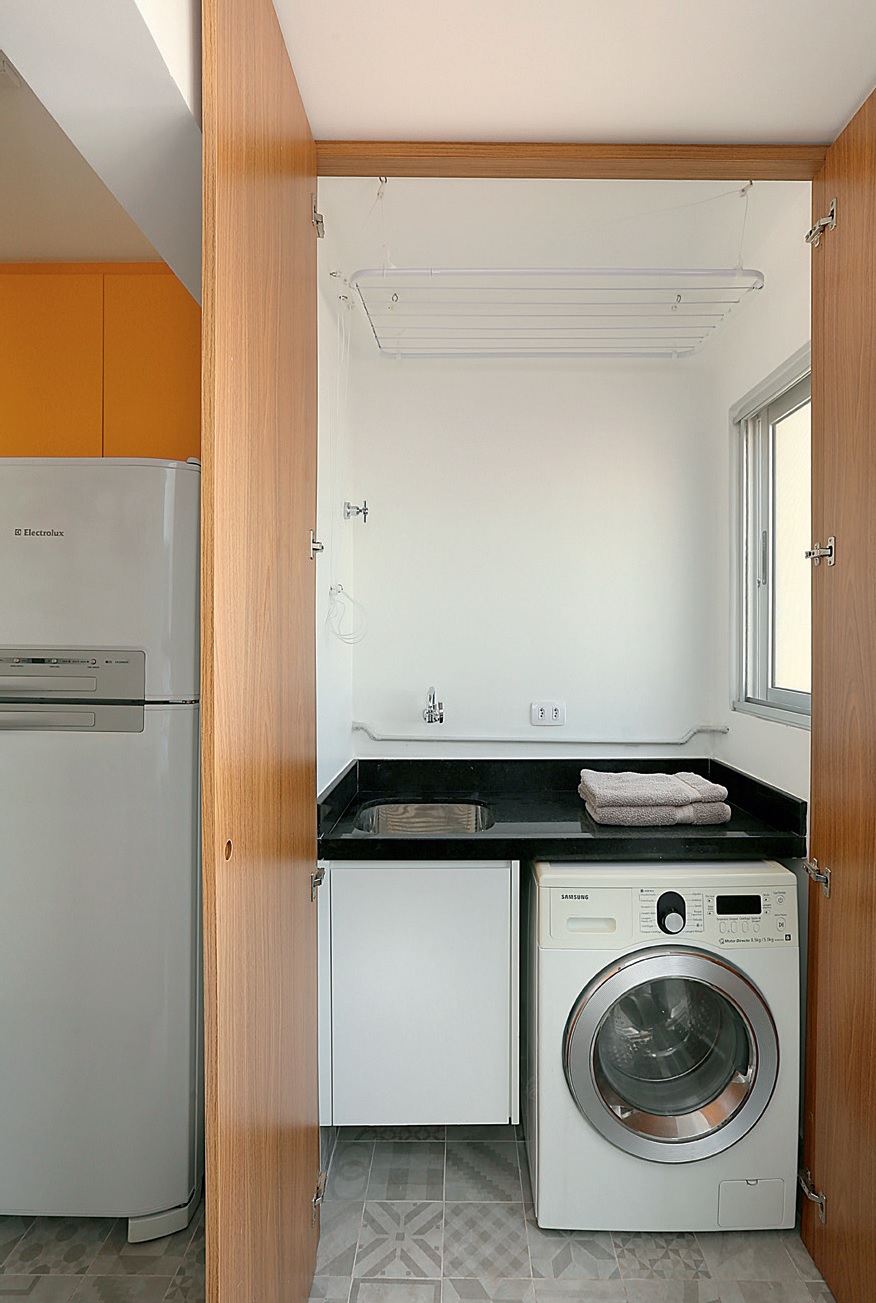 Lavandeira; lavanderia pequena; armário branco; máquina de lavar; 