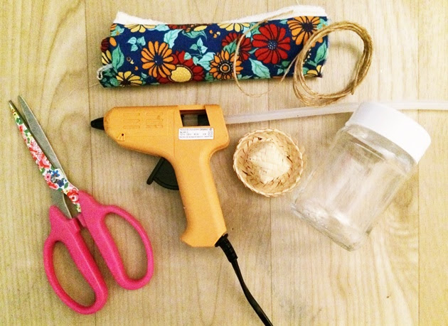 Materiais: potes de vidro (pode até ser potes de papinha reaproveitados) ; tecido colorido; corda de sisal; cola quente; chapeuzinho de palha e tesoura. Materiais: potes de vidro (pode até ser potes de papinha reaproveitados) ; tecido colorido; corda de sisal; cola quente; chapeuzinho de palha e tesoura.