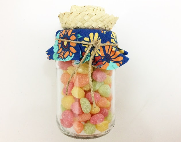 Com a embalagem da lembrancinha pronta, o recheio fica a seu critério! Vale colocar brigadeiro de colher, doce de amendoim, paçoca, jujuba, canjica, biscoitinhos, e dependendo da altura do pote, até pipoca doce! Com a embalagem da lembrancinha pronta, o recheio fica a seu critério! Vale colocar brigadeiro de colher, doce de amendoim, paçoca, jujuba, canjica, biscoitinhos, e dependendo da altura do pote, até pipoca doce!