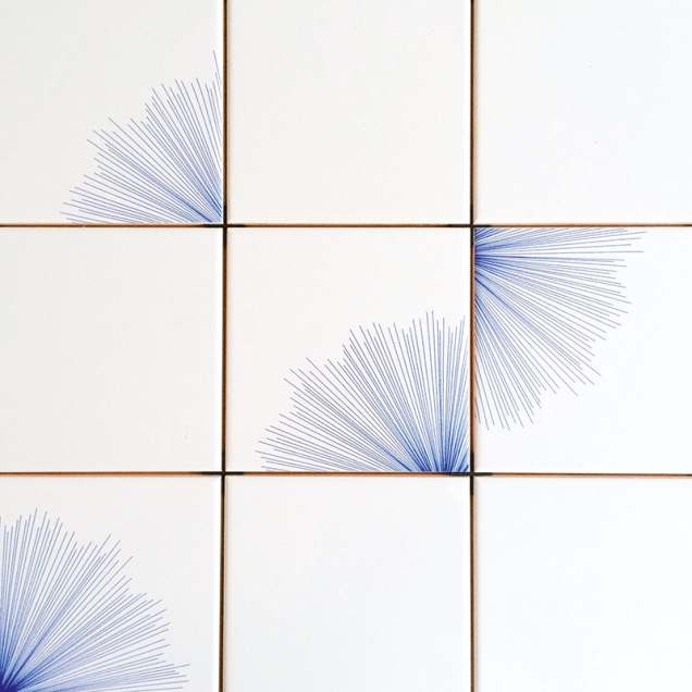 A azulejaria do Atelier Leopardi Esperante prima pelo desenho delicado. O modelo Flor Partida (15 x 15 cm) integra as mais recentes opções seriadas, próprias para divisórias também externas. Custa R$ 510 o m².