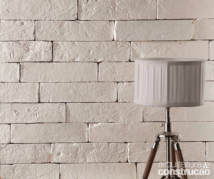 Revestimento cerâmico com
aparência de tijolo pintado de
branco, o Metallo Natura (cor Perlato,
na foto) tem aspecto levemente
metalizado. Está disponível nas
espessuras 1 cm e 2 cm, que, usadas
em associação, produzem diferentes
efeitos em paredes internas.
Mede 7 x 26 cm. Da Lepri. Custa R$ 398 o m².