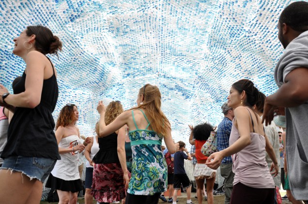 Head in the Clouds Pavilion - Nova York - STUDIOKCA. Garrafas de plástico recicladas.