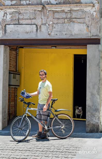O port&atilde;o amarelo d&aacute; acesso &agrave; garagem de Eduardo, o morador.