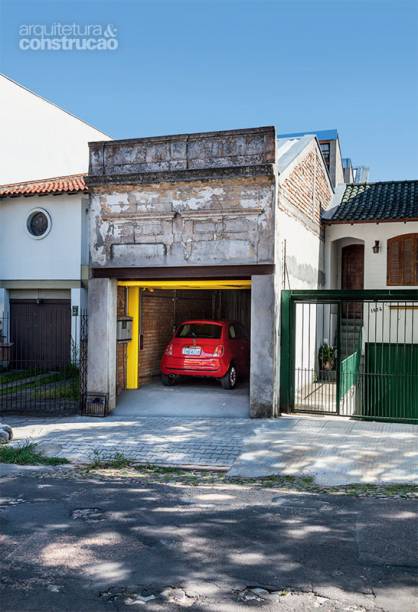 A fim de resolver a falta de janelas laterais, o projeto criou duas aberturas nos fundos, voltados para o sul (entra luz, mas n&atilde;o calor) e uma para o terra&ccedil;o.