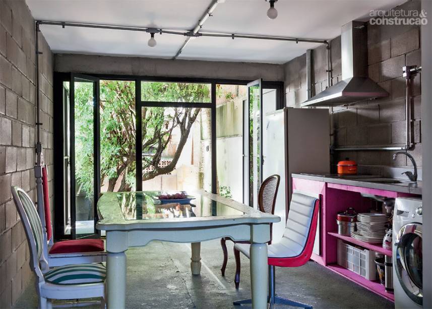Na cozinha, uma solu&ccedil;&atilde;o econ&ocirc;mica: balc&atilde;o de placas de compensado de obra.