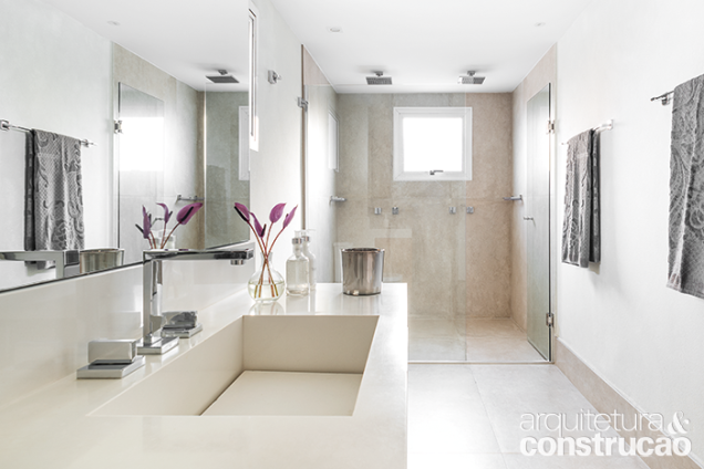 Os dois banheiros originais viraram um só, com paredes revestidas de textura efeito limestone (Terracor, ref. tom 21). No piso, porcelanato de 0,60 x 1,20 m (padrão Concretíssyma Nude, da Portobello). Bancada de Silestone branco.