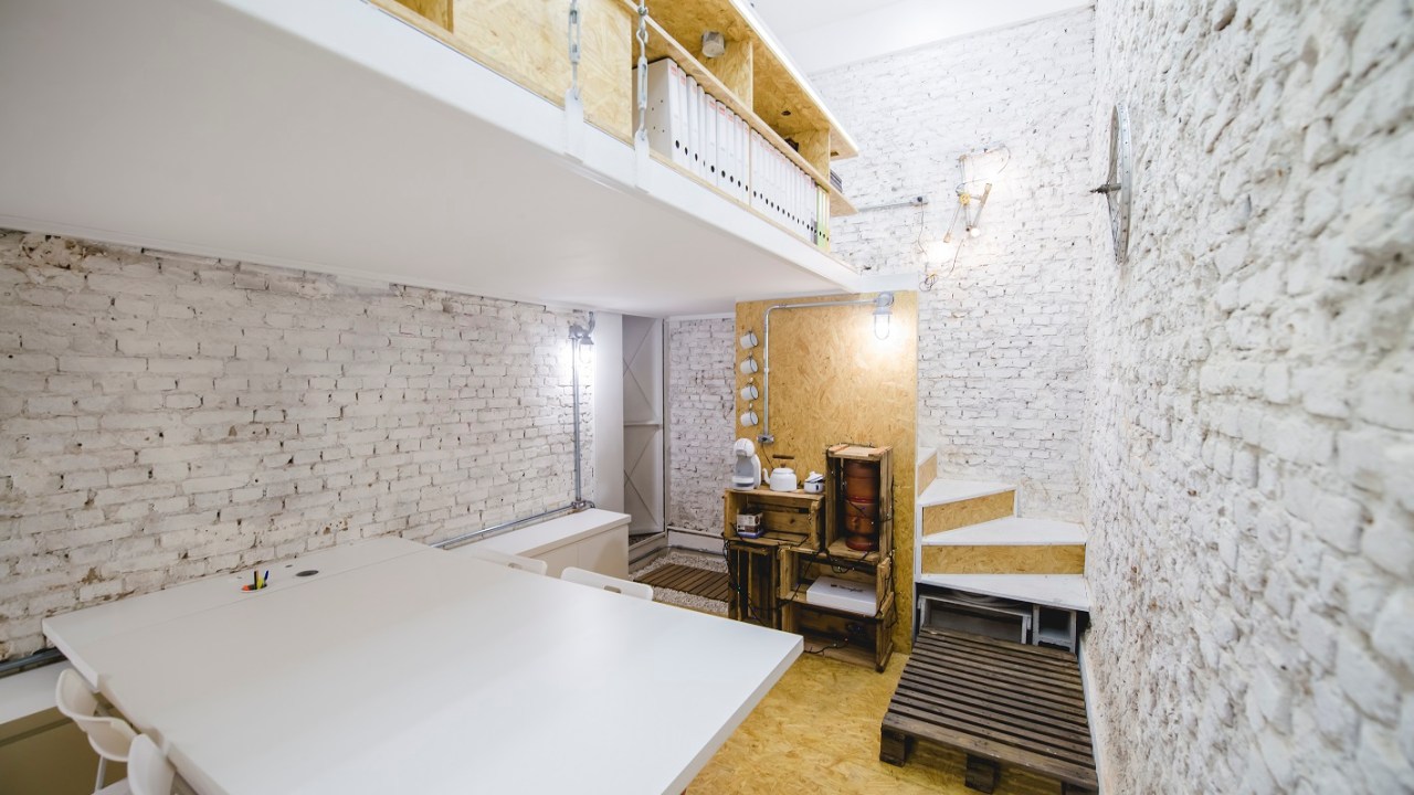 Loja Conceito reúne soluções de iluminação e integração em 28 m²