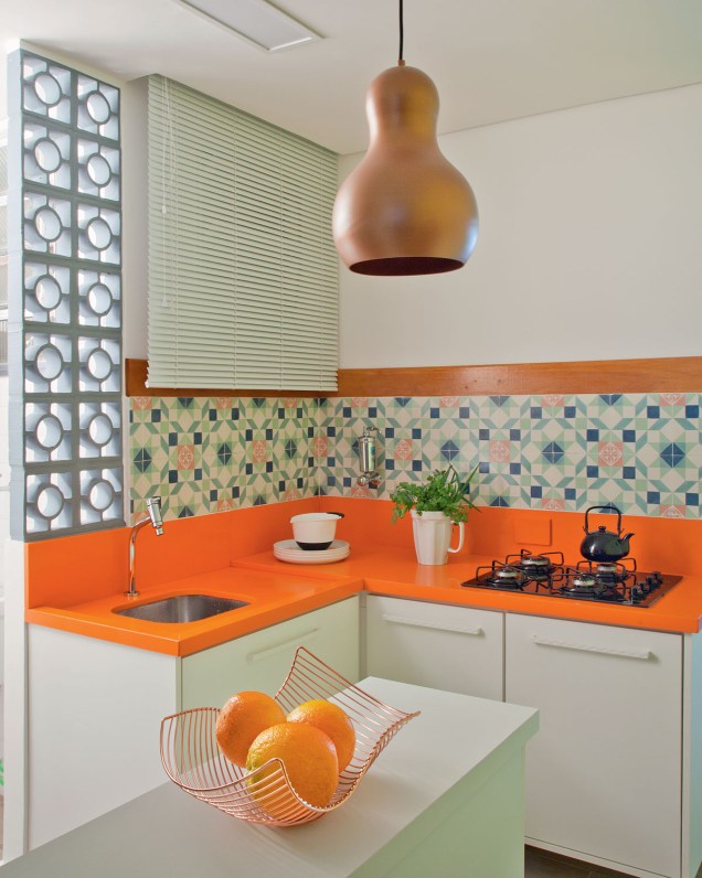 Cozinha projetada e decorada pela arquiteta Verônica Naka, do escritório Naka + Rosa Design.