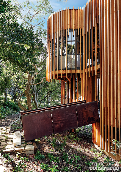 madeira-e-aco-corten-estruturam-esta-casa-entre-arvores-03