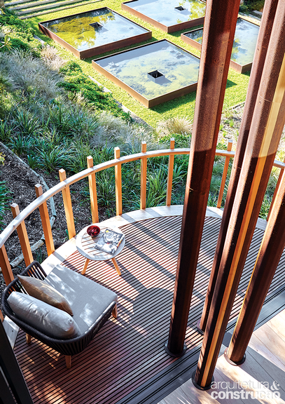 madeira-e-aco-corten-estruturam-esta-casa-entre-arvores-06