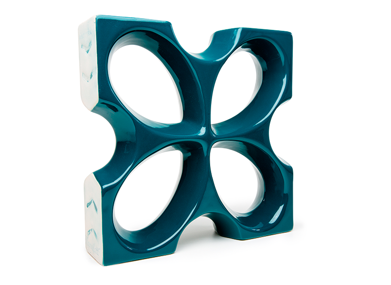 Artesanal, o modelo Trevo na cor verde-petróleo simula a planta de mesmo nome. A peça cerâmica com acabamento esmaltado mede 30 x 30 cm. São necessárias 11 peças por m². Da Manufatti. A unidade vale R$ 77,50.