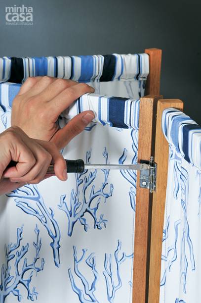 14. Una essa folha à outra, fixando as dobradiças na mesma posição. Repita o procedimento, prendendo a última folha. Lembre que duas folhas são unidas entre si com a dobradiça do lado direito e, na hora de fixar a terceira folha, a dobradiça fica do lado contrário para formar o ziguezague.