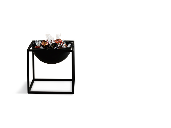 De aço laqueado, a criação multiúso do arquiteto dinamarquês Mogens Lassen se baseia nas máximas da escola alemã de design Bauhaus: funcionalidade e beleza acessíveis. A Kubus Bowl menor (14 x 14 cm, suporte e prato) vale € 129 no site By Lassen.
