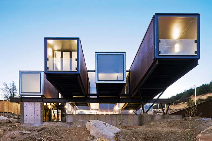 Doze contêineres sobre estrutura de concreto e aço dão forma à morada de um colecionador de arte em Santiago do Chile. Com 350 m2, o projeto do escritório Sebastián Irarrázaval Arquitectos tira partido da topografia rochosa e irregular.