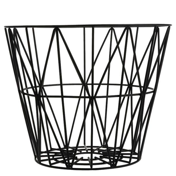 Ferro colorido de epóxi no cesto Wire Basket, de 35 x 40 cm ou 45 x 60 cm. Serve ainda como base de mesinha ou cúpula de abajur. A partir de € 58, na loja online Ferm Living.