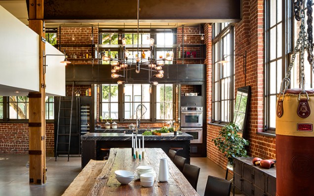 Móveis de aço, piso de concreto e uma pitada de madeira bruta, além de tijolos aparentes, temperam a cozinha assinada pelo americano Bayon Design Studio para uma construção de 1907 transformada em moradia.