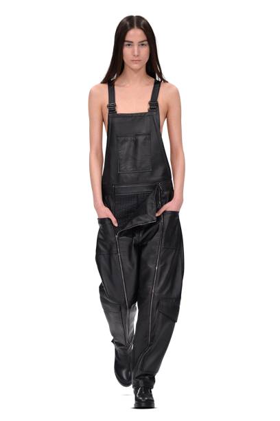 Item da coleção 2015, o macacão de Hussein Chalayan imita em couro o traje dos ferroviários. A partir de £ 1 552, no site do estilista ou nos e-shops Avenue 32 e Net-a-Porter.