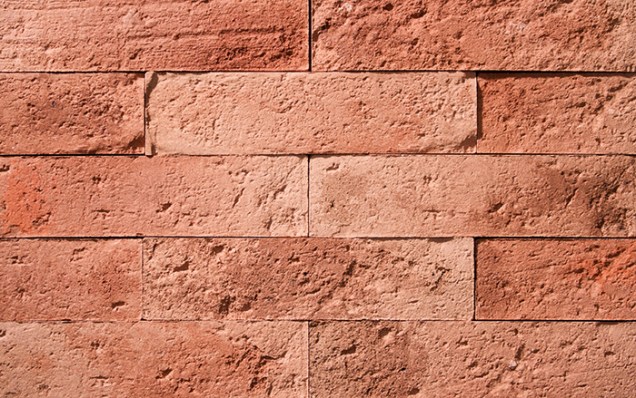 Aplicadas com argamassa sobre alvenaria, as plaquetas (1,4 x 6,2 x 24,8 cm) da linha Morocco, do Brick Studio, criam a ilusão de tijolo à vista. R$ 273 o m², na Mais Revestimentos.
