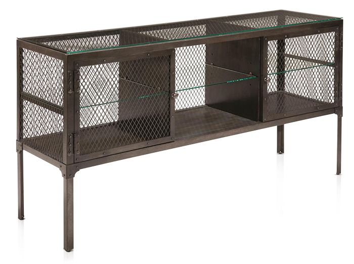 Produzido pela americana Kincaid Furniture com chapa de aço escovado, treliça metálica e vidro, o aparador Treasure Express Sofa Table mede 0,40 x 0,76 x 1,47 m e custa US$ 748 na Home Gallery Stores.