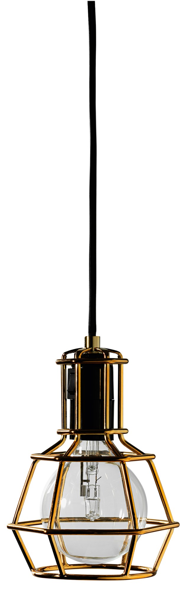O estúdio sueco Form Us With Love desenhou a Work Lamp de olho nas luminárias das oficinas. A gaiola de aço coberto com cromo, cobre ou ouro protege o globo halógeno E27, de 60 W. A partir de € 196 no Finnish Design Shop.