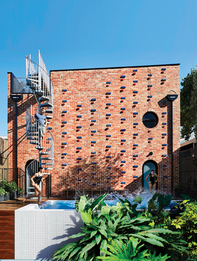 Pontuais, os elementos vitrificados coloridos divertem e conferem textura à fachada de tijolos vermelhos reciclados da Brickface, residência de 153 m² projetada pelo Austin Maynard Architects, em Melbourne, Austrália.