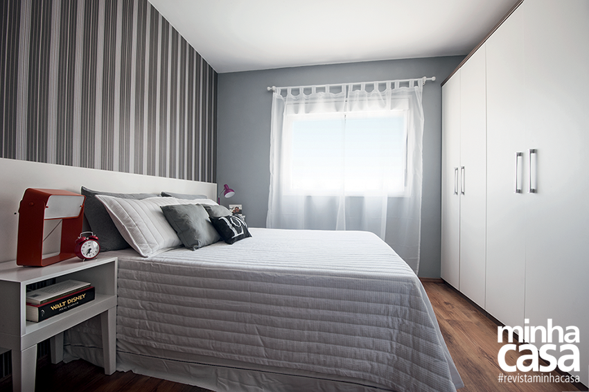 Móveis do quarto renovados com laminado adesivo depois