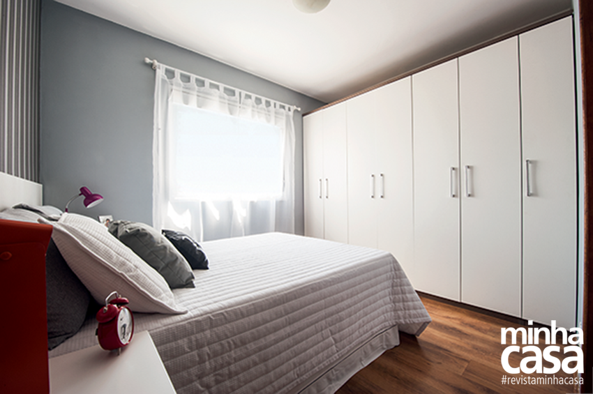 Móveis do quarto renovados com laminado adesivo – depois