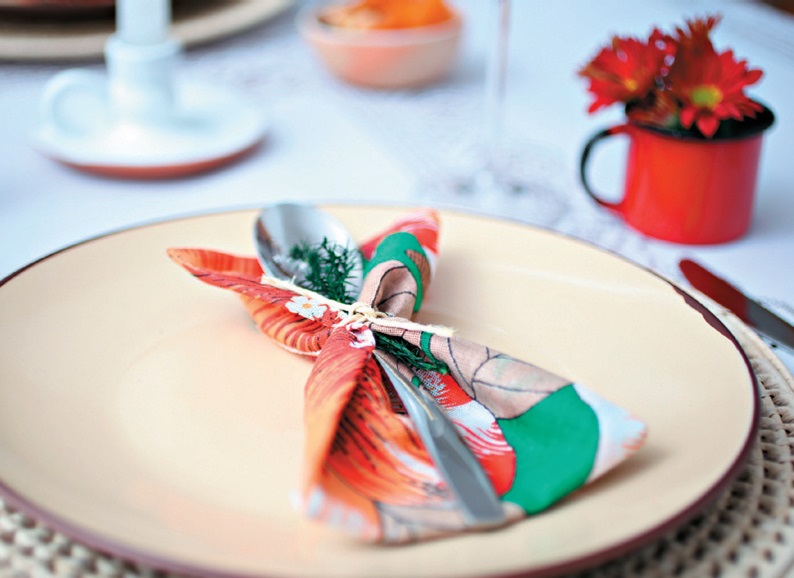Mesa de jantar vestida para ceia com decoração abrasileirada