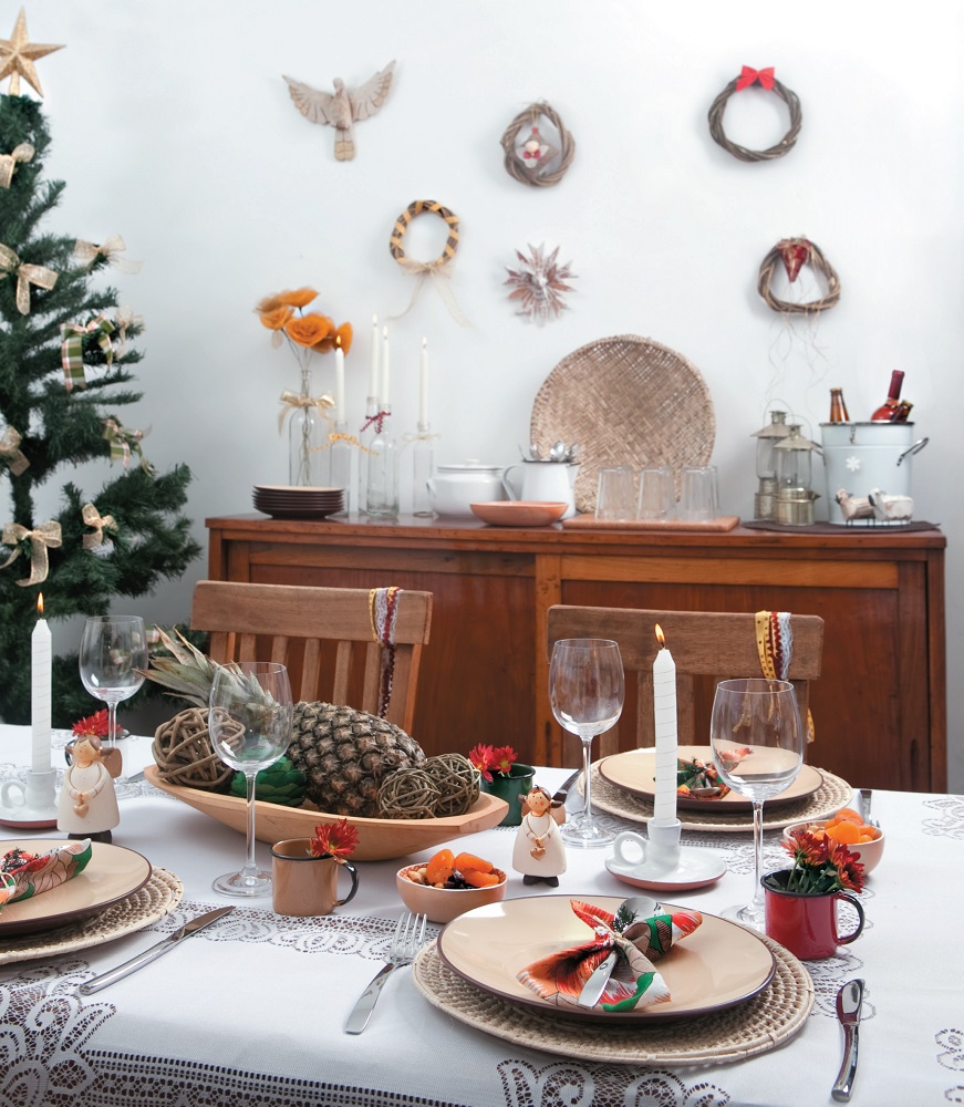 Mesa de jantar vestida para ceia com decoração abrasileirada3