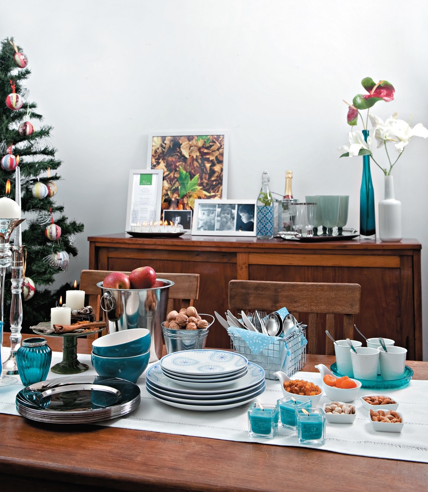 Mesa de jantar vestida para ceia em azul e branco