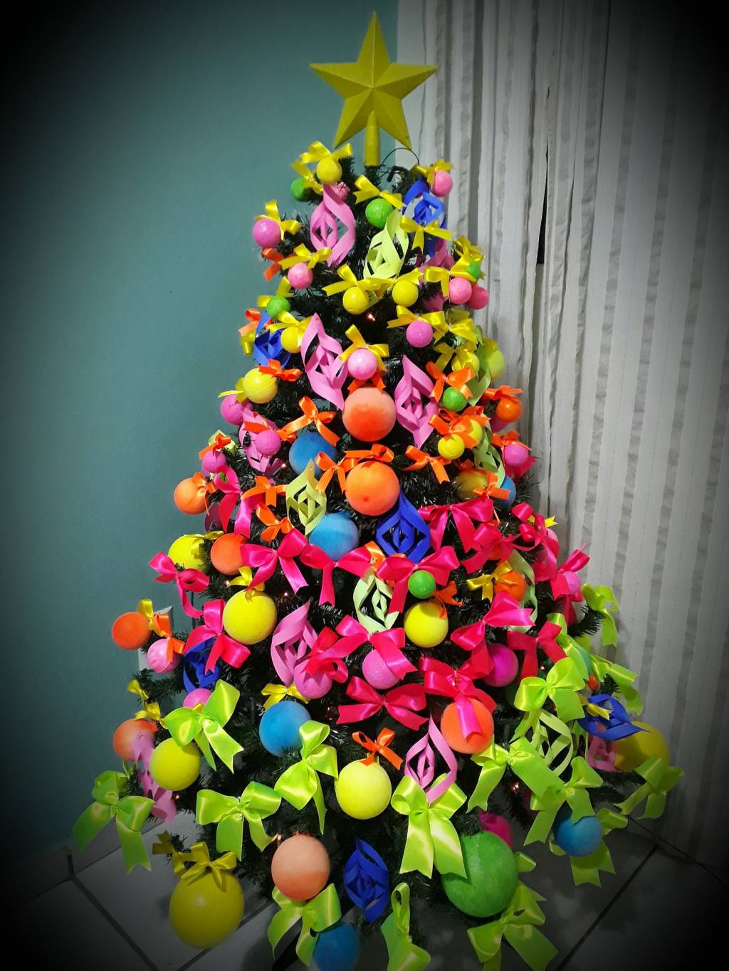 Meu canto preferido Árvore de Natal ganha temas personalizados todo ano fluor