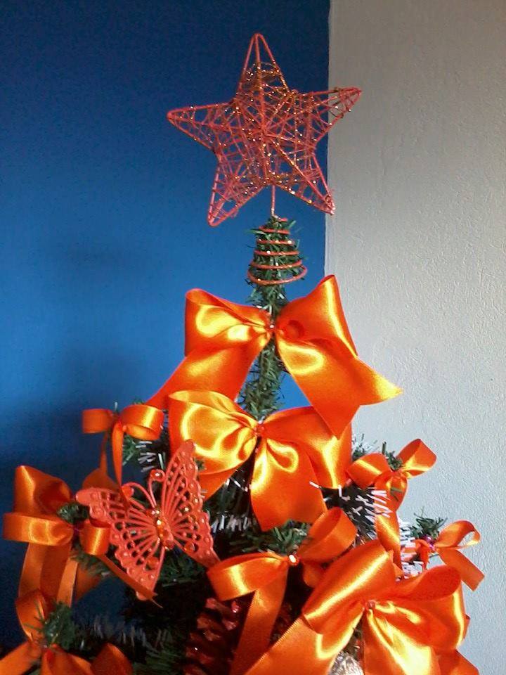 Meu canto preferido Árvore de Natal ganha temas personalizados todo ano laranja