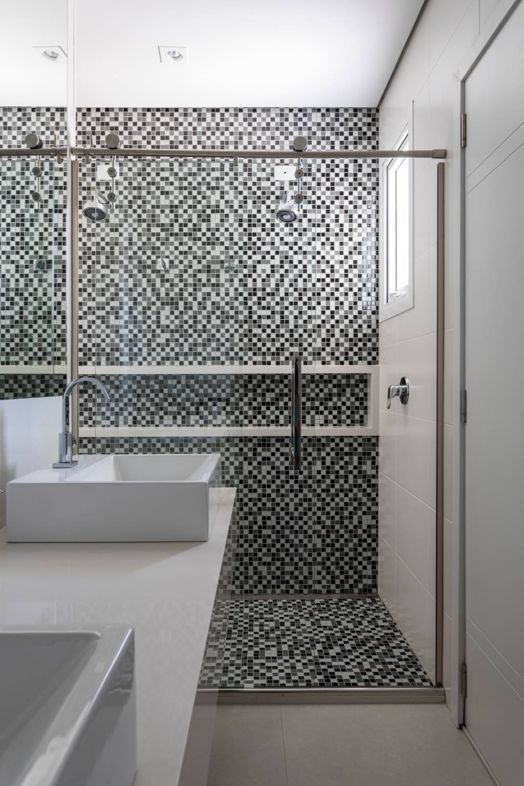 Mix de materiais moldou esta casa de férias