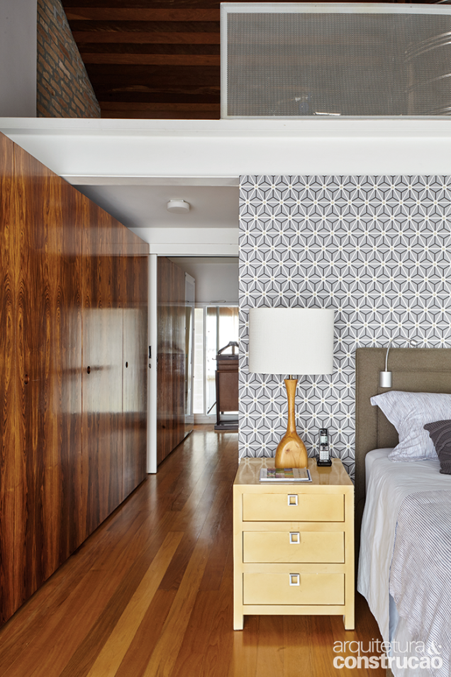 Refeito, o último pavimento concentra a suíte e o corredor, que serve de closet. Quem entra na casa pode subir meio-nível para chegar à sala de estar e
à varanda ou pode descer alguns degraus até o home theater e a cozinha. Refeito, o último pavimento concentra a suíte e o corredor, que serve de closet. Quem entra na casa pode subir meio-nível para chegar à sala de estar e
à varanda ou pode descer alguns degraus até o home theater e a cozinha.