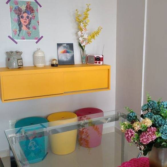 A Carla Leressa (<a href="https://www.instagram.com/mimosdetecido/" target="_blank" rel="noopener">@mimosdetecido</a>) mora em Manaus (AM) e compartilhou com a gente a foto de sua sala: os ba&uacute;s posicionados embaixo do aparador amarelo parecem bancos coloridos.