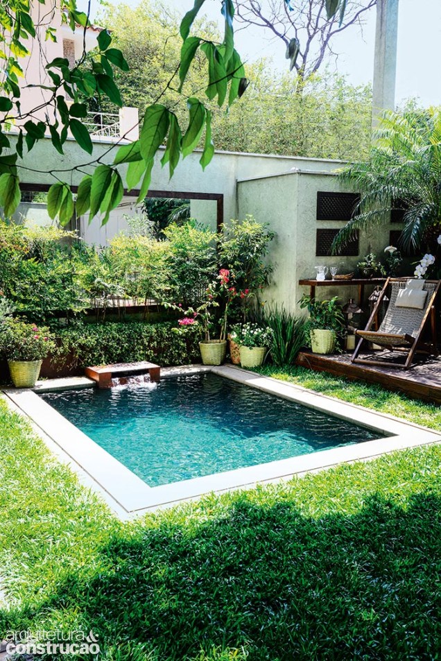 Onde hoje existe uma piscina, antes só havia grama. Com intenção de criar um espaço de lazer desta casa em São Paulo, a paisagista Gigi Botelho desenhou um tanque pequeno (2,40 x 3,40 m, com 1,50 m de profundidade) e cuidou para que o destaque ficasse por conta do contato com o verde. “Trata-se de uma piscina de estar. O banco do lado de dentro e a cascata baixa reforçam essa ideia, assim como as plantas, que estimulam os sentidos”, observa. A sensação de acolhimento continua com a borda de material cimentício atérmico (Solarium, linha Classic) e com o espelho colocado no muro, que multiplica a vegetação ao redor.