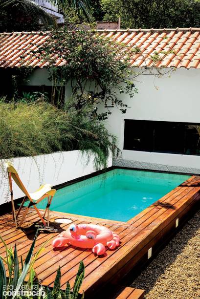 A casa paulistana dos anos 50 mantinha-se bem com o capricho do antigo morador, um paisagista. A vantagem, no entanto, revelou-se um problema. “O jardim era lindo, mas ocupava toda a área externa sem deixar espaço para o lazer”, lembra a arquiteta Samira Rodrigues, que abraçou a reforma ao lado de Flavia Tenan. Ao derrubarem parte da construção, as profissionais abriram alas para a piscina de alvenaria (1,80 x 4 m e 1,60 m de profundidade). Ela transita entre os níveis – o patamar das plantas fica 1,20 m acima.