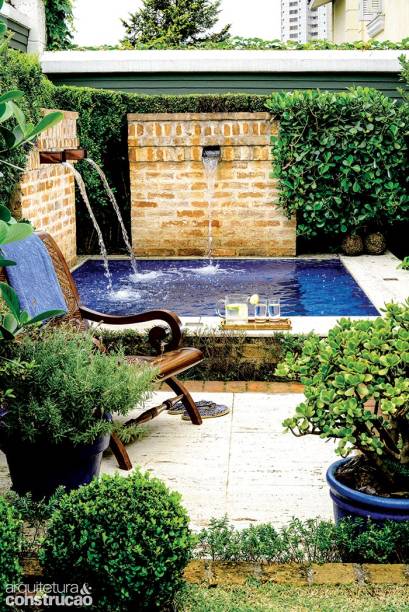 O capricho norteou este projeto com vocação para spa. “Um sistema de aquecimento com trocador de calor possibilita o uso do espaço o ano todo”, relata a paisagista Catê Poli. Do lado de dentro, um banco contorna o berço de alvenaria (1,80 x 2,60 m e 1,30 m de profundidade) forrado de pastilhas no tom azul viscaya, da Jatobá. A borda de travertino dá apoio para os convivas que preferem não entrar na água.