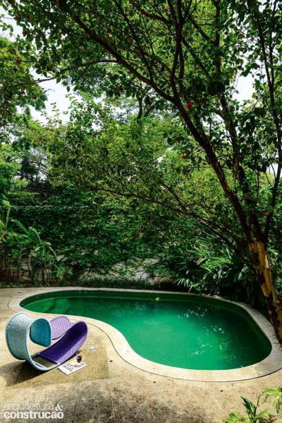Antes da reforma, planejada pelas arquitetas Maristela Faccioli e Regina Junqueira em São Paulo, uma piscina maior ocupava boa parte da área externa. “Nossa intenção foi diminuí-la para obter um respiro no jardim”, detalha Maristela. Por meio de paredes de alvenaria erguidas dentro do tanque antigo, surgiu o novo modelo, de 16 m2, com acabamento de pastilhas cerâmicas (Colormix, ref. C15). O vão residual abriga iluminação e sistema de aquecimento com coletor solar. Por fora, o espaço segue contornado de fulgê, que resiste ao calor sem esquentar muito. O paisagismo, assinado por Catê Poli, usa falsas-vinhas, helicônias e pacovás para cobrir o muro.