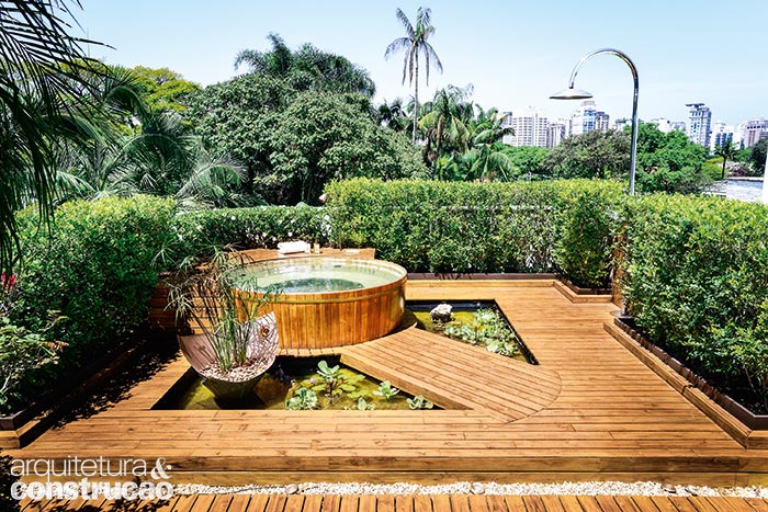 Instalado na cobertura de uma casa em São Paulo, este ofurô (1,90 m de diâmetro) apoia-se numa base de alvenaria suspensa a 40 cm da laje. Isso viabilizou a montagem do espelho-d’água e do deck de teca, que conferem a este trabalho da Anni Verdi certa atmosfera oriental. “Quis proporcionar aos moradores um lugar onde eles possam se desconectar da rotina”, revela o paisagista Odilon Claro.